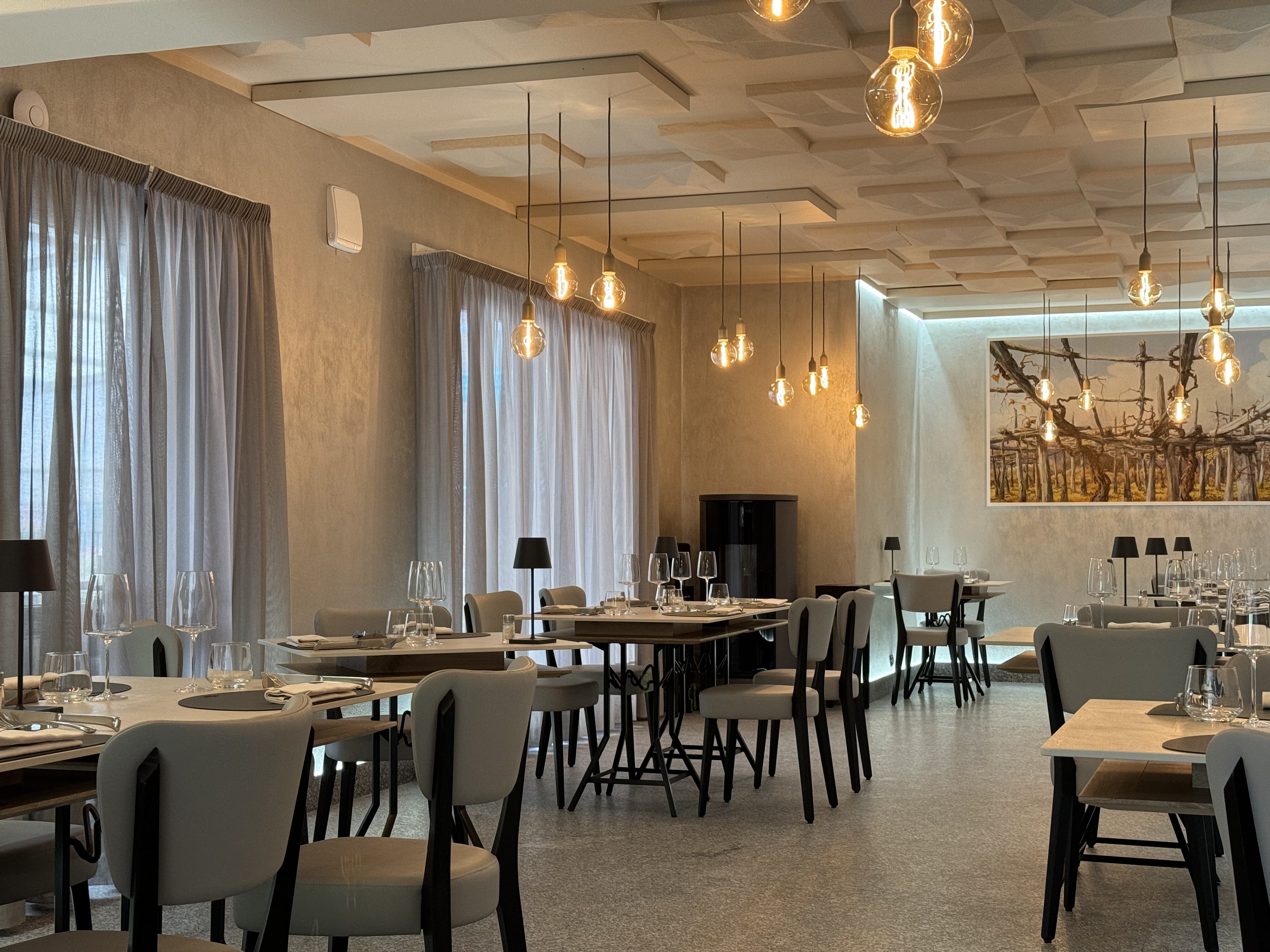 Marconi dining room with diffuse lighting
